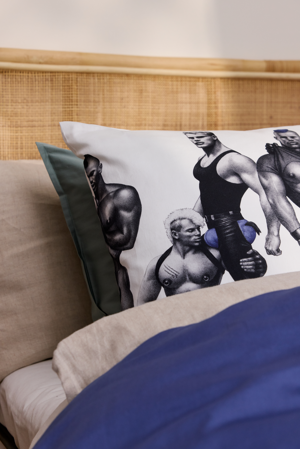 60157-4924-01-10_3; Finlayson Tom of Finland Blue Squad Satiinityynyliina Musta / Sininen / 50x60 cm 